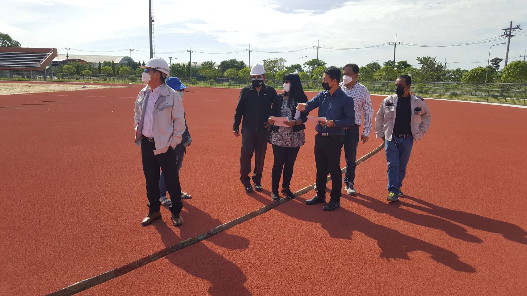 รองอธิการบดีฝ่ายกิจการนักศึกษาลงพื้นที่ตรวจงานการปรับปรุงก่อสร้างสนามกีฬากลาง-22-กรกฎาคม-2564-01