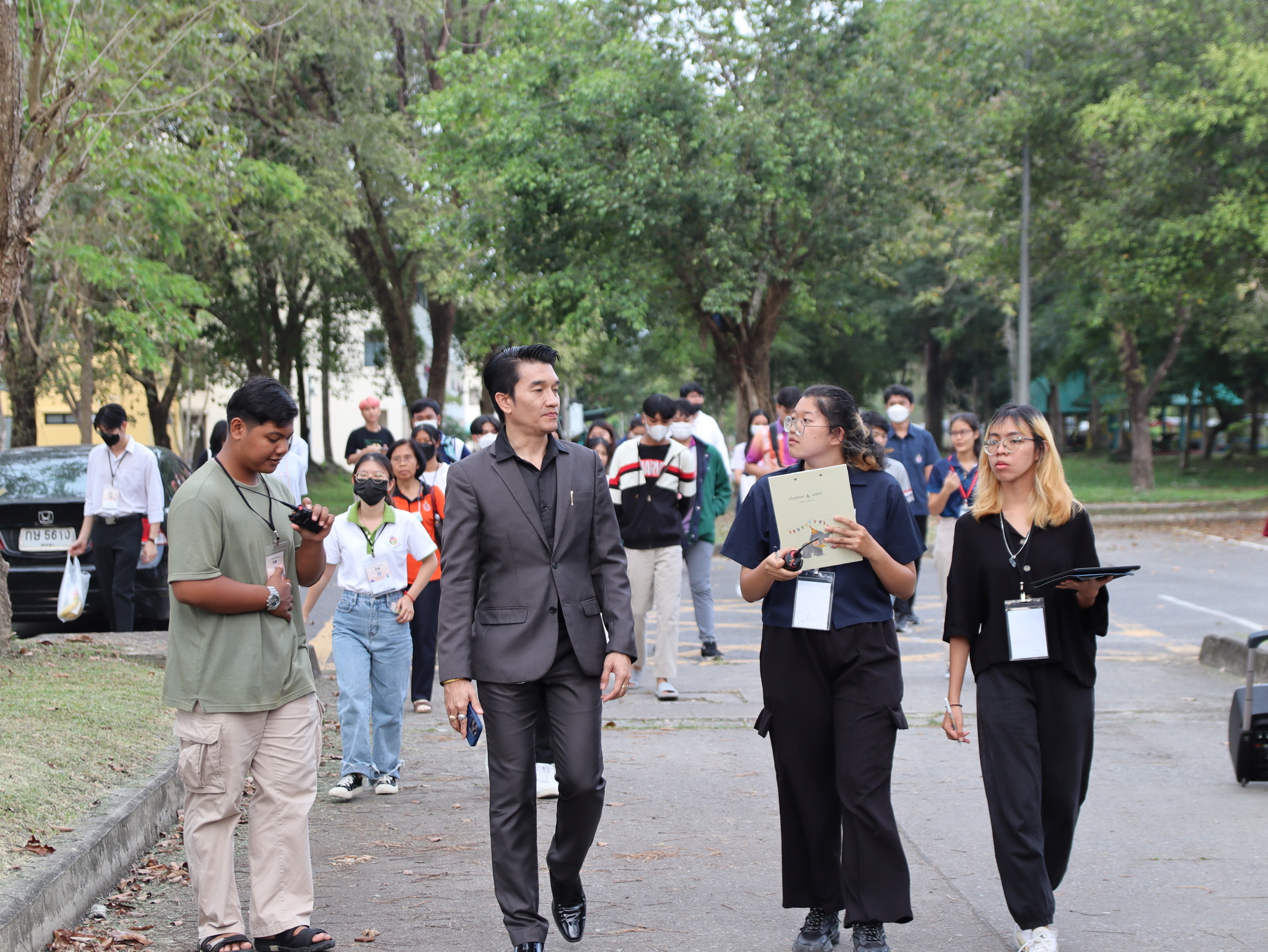 นักศึกษาและรองอธิการบดีร่วมเดินในกิจกรรม Walk 'n Talk for Change ครั้งที่ 1